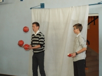 Mistrz żonglerki Miłosz Wachowiak i adept Andrzej Łabędzki